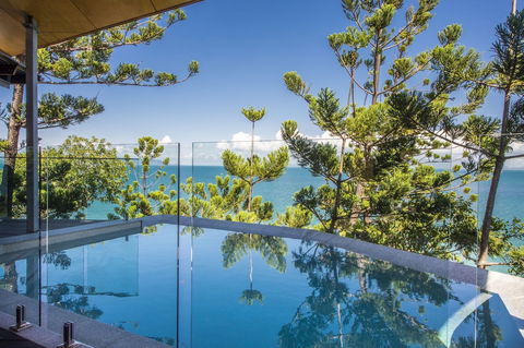 Headland House - Accommodation Burleigh 1
