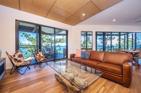 Headland House - Accommodation Burleigh 3
