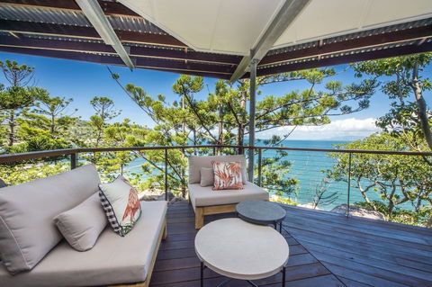 Headland House - Accommodation Burleigh 6