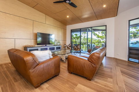 Headland House - Accommodation Burleigh 2