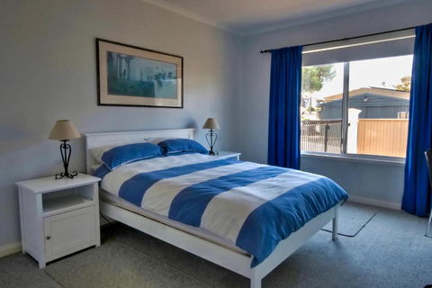 The Whitehouse - Accommodation Burleigh 2