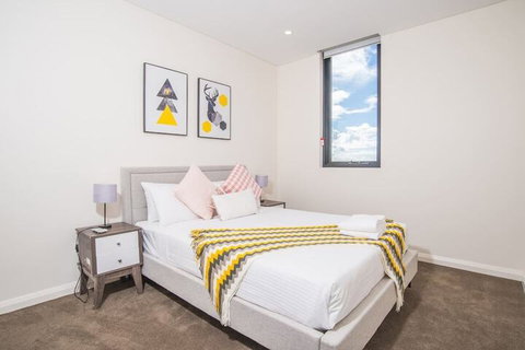 Refreshing 2bed2bath APT In Up&coming Liverpool - Accommodation Burleigh 3