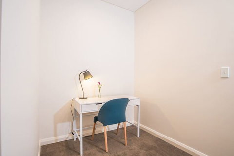 Refreshing 2bed2bath APT In Up&coming Liverpool - Accommodation Burleigh 4