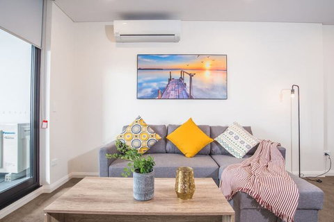 Refreshing 2bed2bath APT In Up&coming Liverpool - Accommodation Burleigh 2