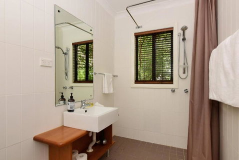 Cloudsong Chalet 1 Close To The Village Centre! - Accommodation Burleigh 3