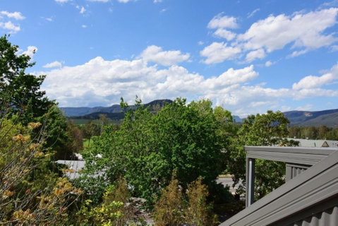 Cloudsong Chalet 2 Close To The Village Centre! - Accommodation Burleigh 2