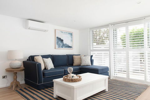 Arabella Stylish Seaside Sanctuary With Views - Accommodation Burleigh 2