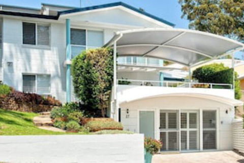 Arabella Stylish Seaside Sanctuary With Views - Accommodation Burleigh 0