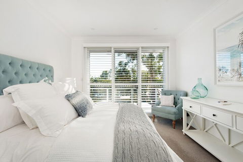 Arabella Stylish Seaside Sanctuary With Views - Accommodation Burleigh 5