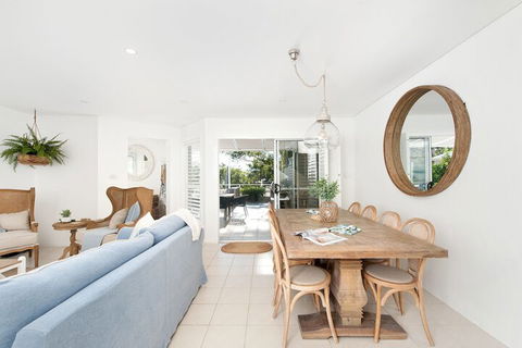 Arabella Stylish Seaside Sanctuary With Views - Accommodation Burleigh 4