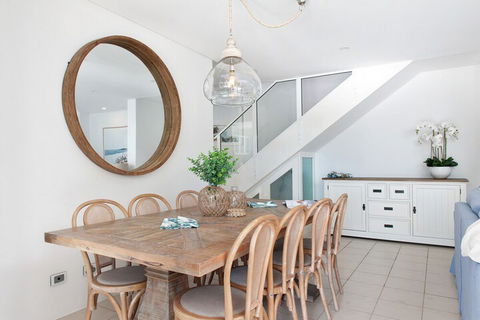 Arabella Stylish Seaside Sanctuary With Views - Accommodation Burleigh 3