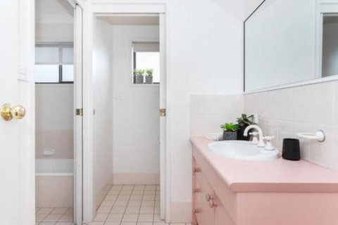Beachside Getaway - Accommodation Burleigh 4