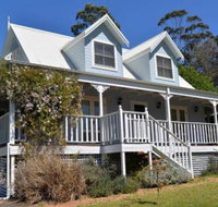 The Dolls House Charming 2 bedroom cottage just a short walk from the village - Accommodation Burleigh