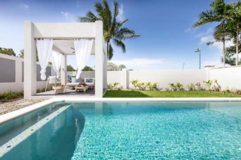 WINDFALL In PALM COVE - Accommodation Burleigh 0