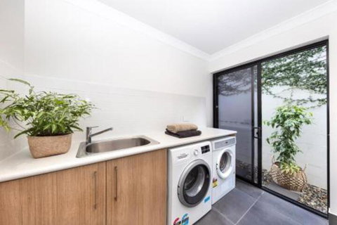 WINDFALL In PALM COVE - Accommodation Burleigh 2