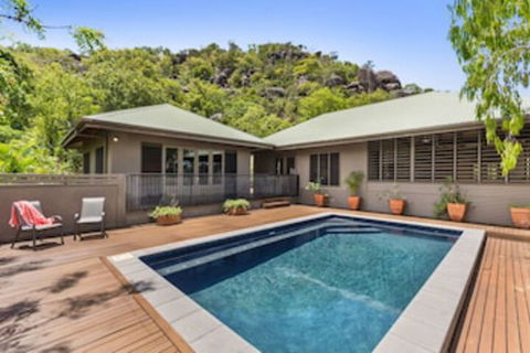 Absolute Beachfront - Accommodation Burleigh 0