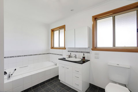 Yarragon 4 Bedroom House In Gippsland - Accommodation Burleigh 5