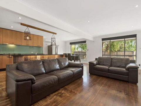 Family Foreshore Favourite - Accommodation Burleigh 5