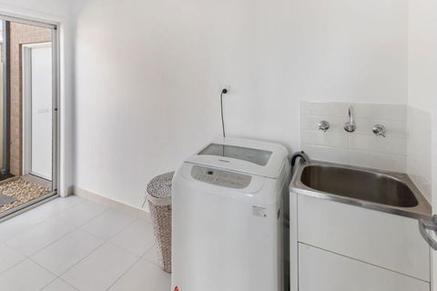 Captains Hideaway Jetty Berth & Pet Friendly - Accommodation Burleigh 5