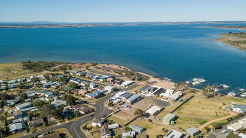 Captains Hideaway Jetty Berth & Pet Friendly - Accommodation Burleigh 1