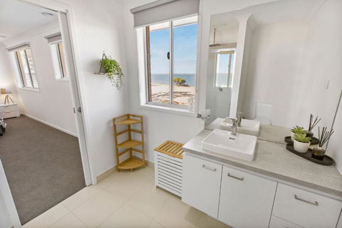 Captains Hideaway Jetty Berth & Pet Friendly - Accommodation Burleigh 2