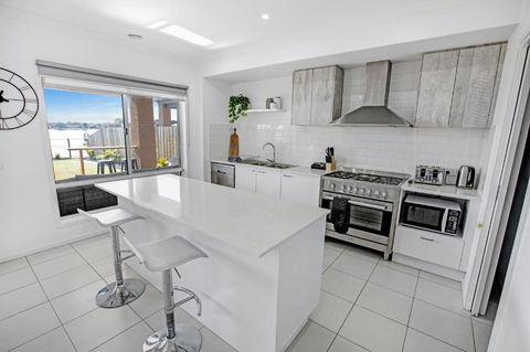 Captains Hideaway Jetty Berth & Pet Friendly - Accommodation Burleigh 4