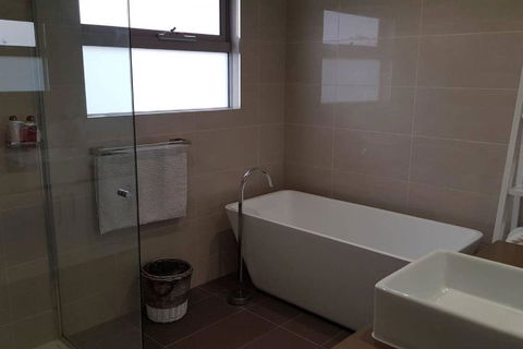 CHELSEA Family Home Close To Beach & Shops - Accommodation Burleigh 1