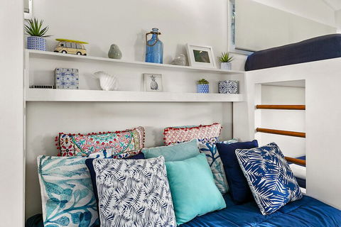 Stunning River House 51 Hilton Esplanade - Accommodation Burleigh 2