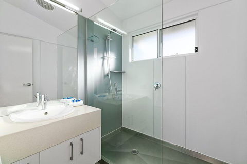Stunning River House 51 Hilton Esplanade - Accommodation Burleigh 7