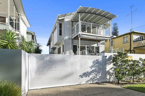 Stunning River House 51 Hilton Esplanade - Accommodation Burleigh 1