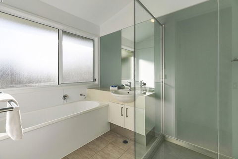 Stunning River House 51 Hilton Esplanade - Accommodation Burleigh 3