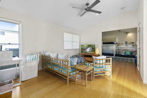Stunning River House 51 Hilton Esplanade - Accommodation Burleigh 4