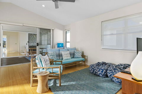 Stunning River House 51 Hilton Esplanade - Accommodation Burleigh 6