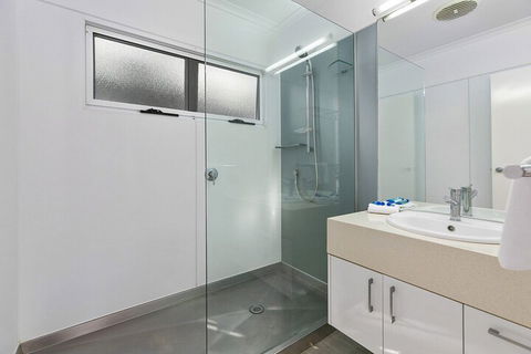 Stunning River House 51 Hilton Esplanade - Accommodation Burleigh 5