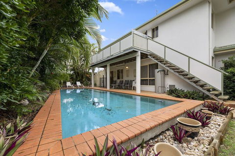 Fabulous Pet Friendly Family Home - 3 Carribean Court - Accommodation Burleigh 1