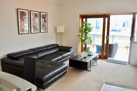 2 Bedroom Home In Kirribilli With A Great View - Accommodation Burleigh 3