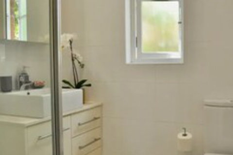 2 Bedroom Home In Kirribilli With A Great View - Accommodation Burleigh 2