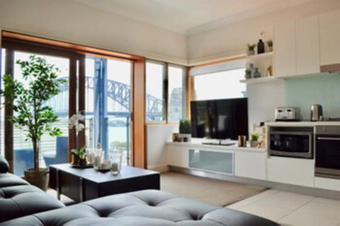2 Bedroom Home In Kirribilli With A Great View - Accommodation Burleigh 1