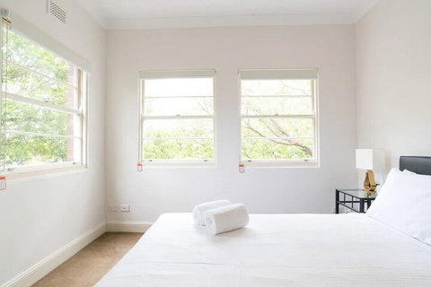 2 Bedroom Home In Kirribilli With A Great View - Accommodation Burleigh 0