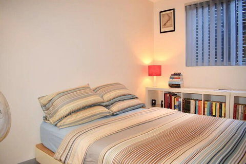 Tranquil 1 Bedroom Apartment With Sunny Courtyard - Accommodation Burleigh 5