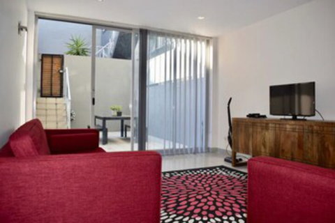 Tranquil 1 Bedroom Apartment With Sunny Courtyard - Accommodation Burleigh 2