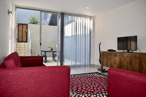 Tranquil 1 Bedroom Apartment With Sunny Courtyard - Accommodation Burleigh 6