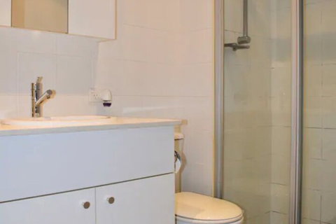 Tranquil 1 Bedroom Apartment With Sunny Courtyard - Accommodation Burleigh 0