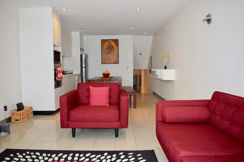 Tranquil 1 Bedroom Apartment With Sunny Courtyard - Accommodation Burleigh 3