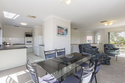 The Burswood Townhouse - Accommodation Burleigh 7