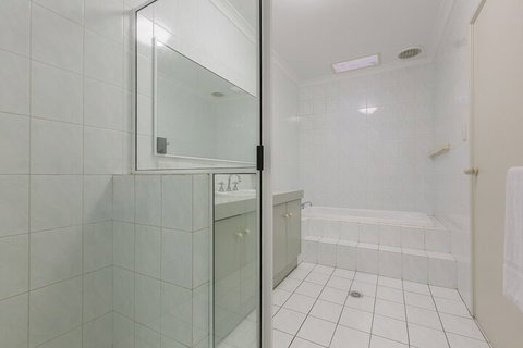 The Burswood Townhouse - Accommodation Burleigh 5