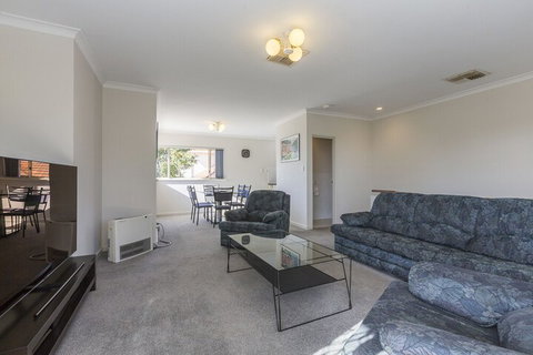 The Burswood Townhouse - Accommodation Burleigh 4