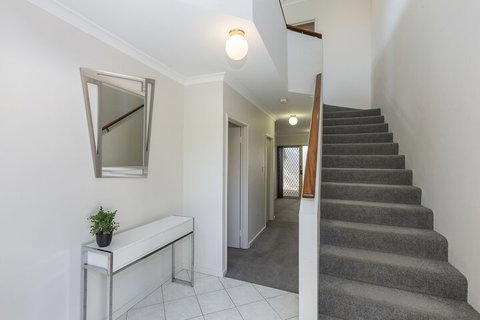 The Burswood Townhouse - Accommodation Burleigh 2