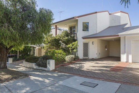 The Burswood Townhouse - Accommodation Burleigh 1