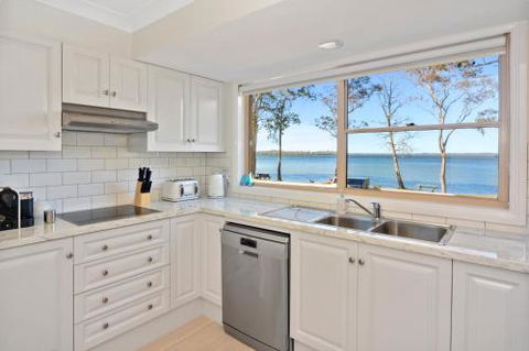 Adrift Retreat St. Georges Basin Waterfront Home - Accommodation Burleigh 6